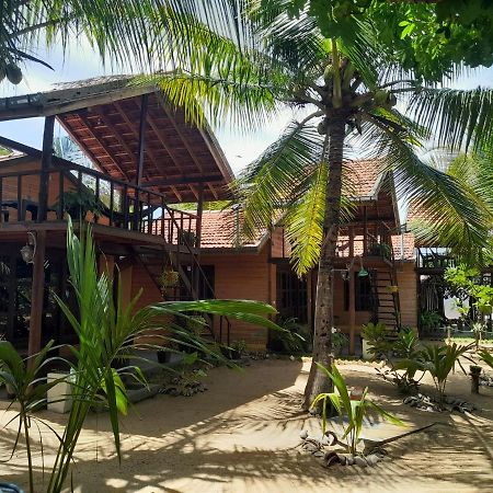 Golden Beach Chalets Arugam Bay Exteriör bild