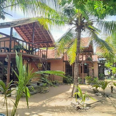 Golden Beach Chalets Arugam Bay Exteriör bild