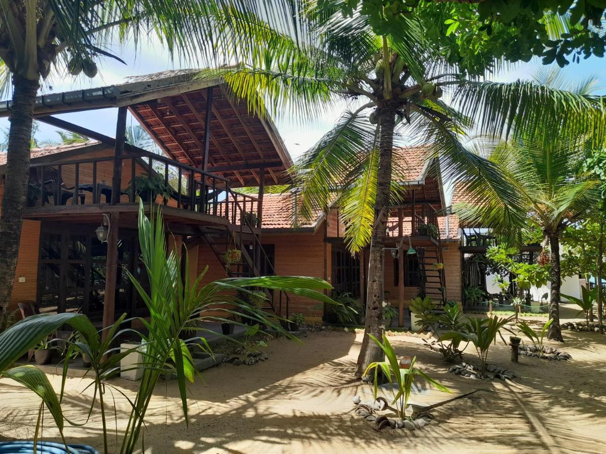 Golden Beach Chalets Arugam Bay Exteriör bild