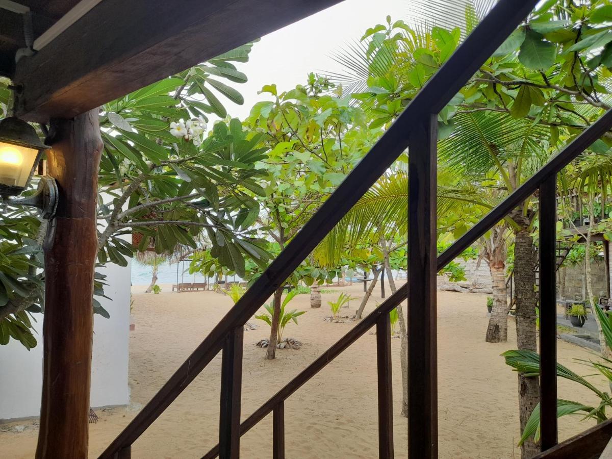 Golden Beach Chalets Arugam Bay Exteriör bild