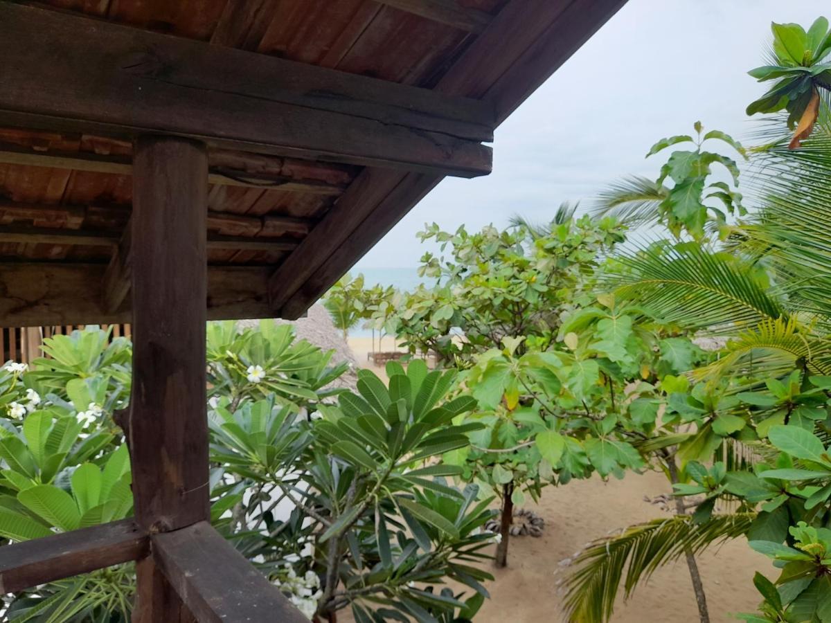 Golden Beach Chalets Arugam Bay Exteriör bild