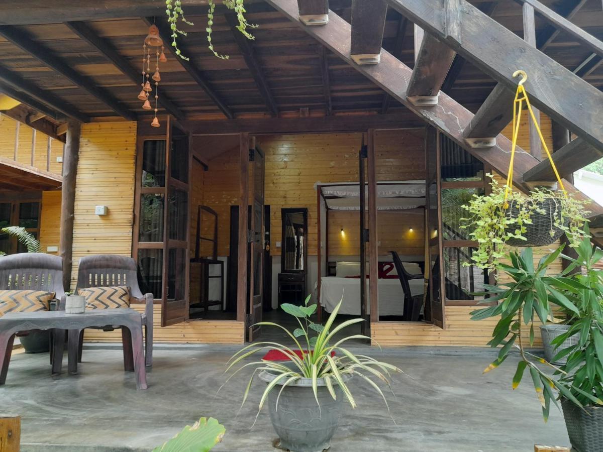 Golden Beach Chalets Arugam Bay Exteriör bild
