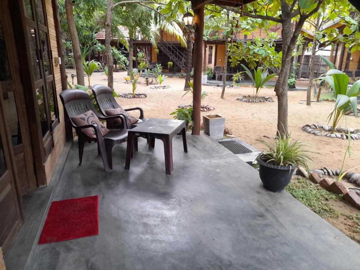 Golden Beach Chalets Arugam Bay Exteriör bild