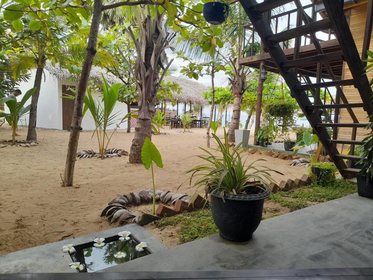 Golden Beach Chalets Arugam Bay Exteriör bild