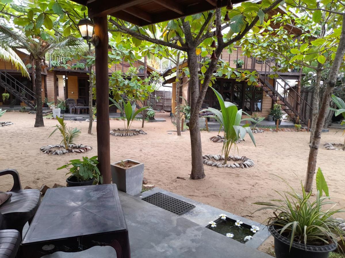 Golden Beach Chalets Arugam Bay Exteriör bild