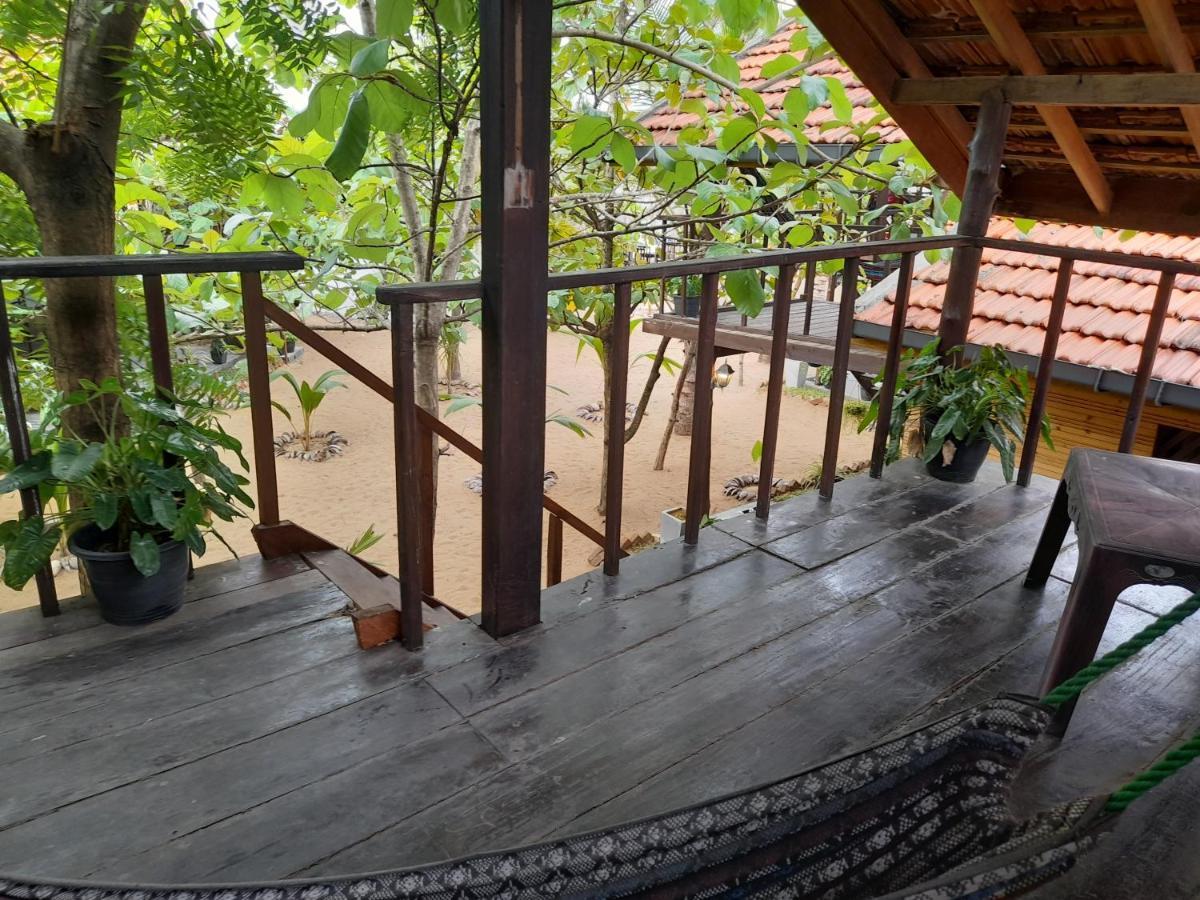 Golden Beach Chalets Arugam Bay Exteriör bild