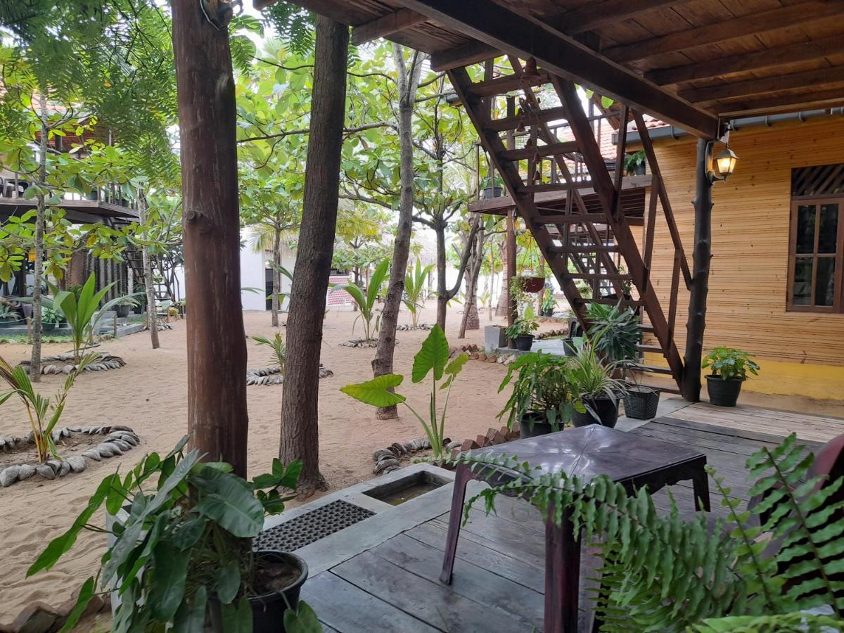 Golden Beach Chalets Arugam Bay Exteriör bild