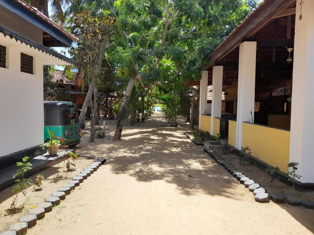 Golden Beach Chalets Arugam Bay Exteriör bild