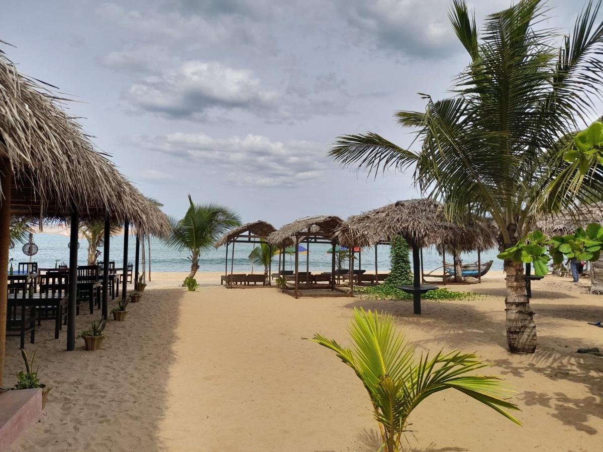 Golden Beach Chalets Arugam Bay Exteriör bild
