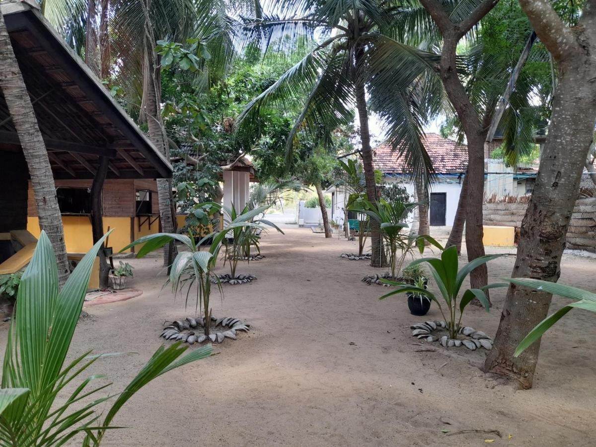 Golden Beach Chalets Arugam Bay Exteriör bild