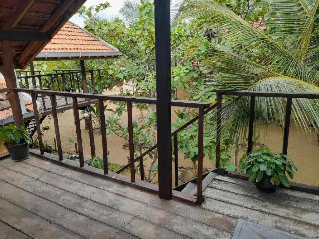 Golden Beach Chalets Arugam Bay Exteriör bild