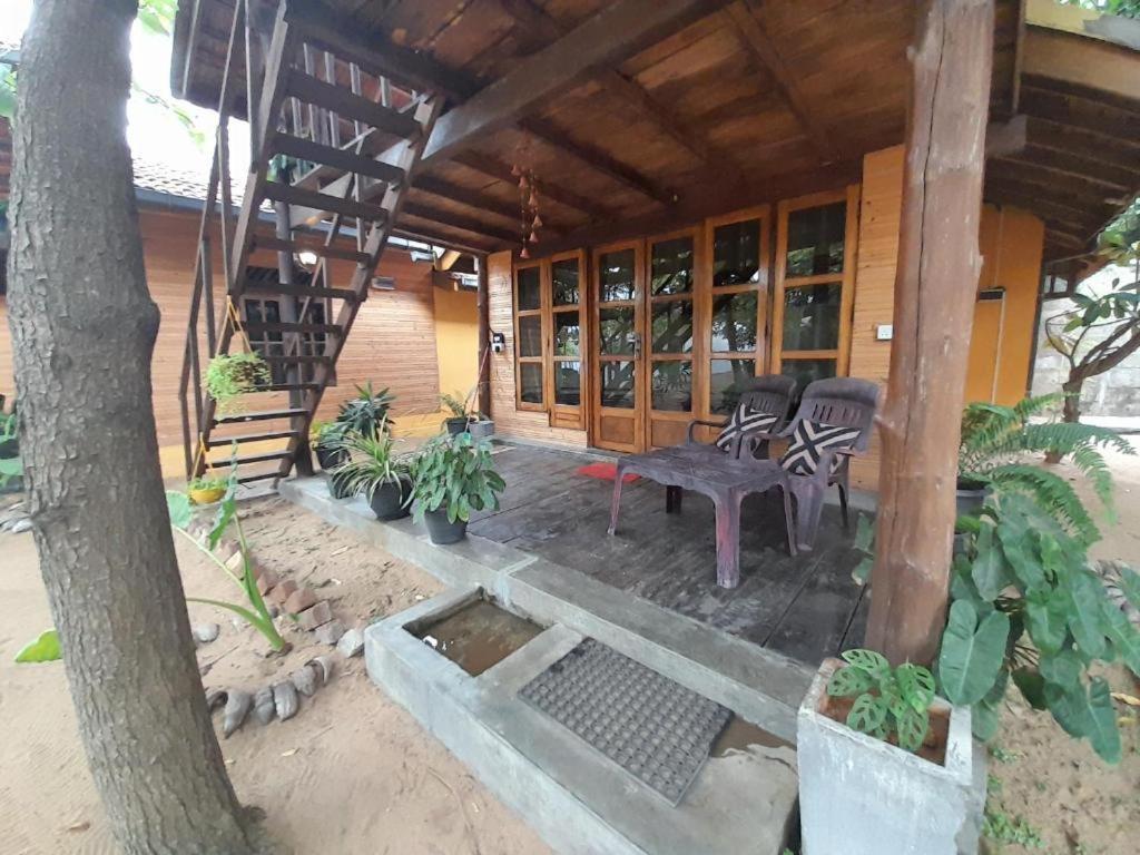 Golden Beach Chalets Arugam Bay Exteriör bild
