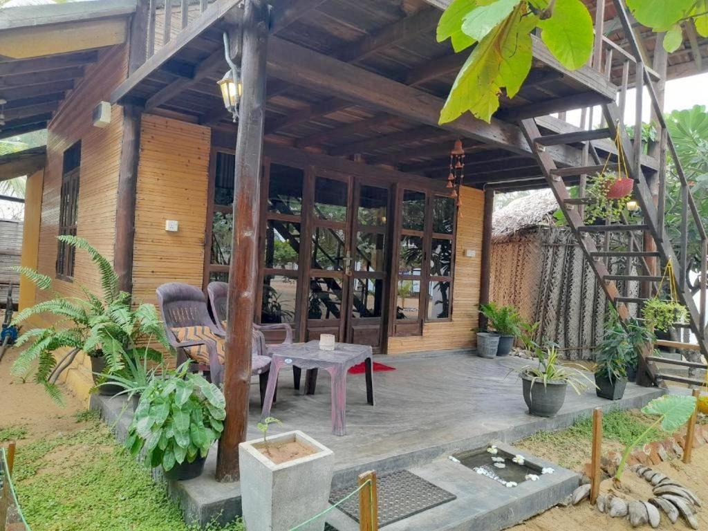Golden Beach Chalets Arugam Bay Exteriör bild