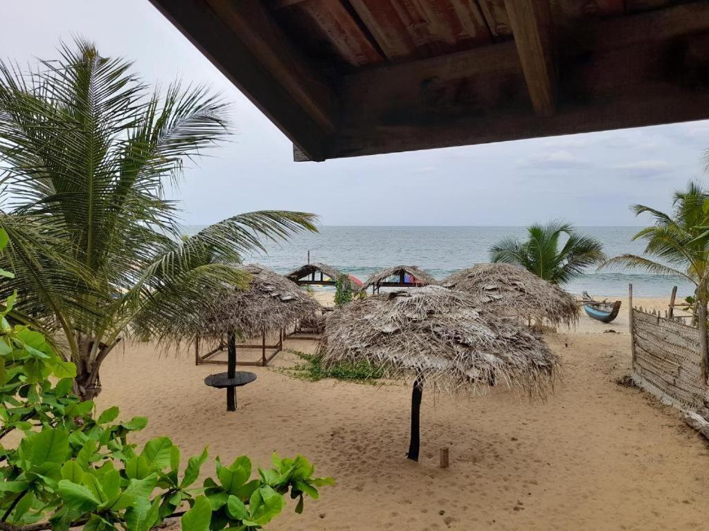 Golden Beach Chalets Arugam Bay Exteriör bild