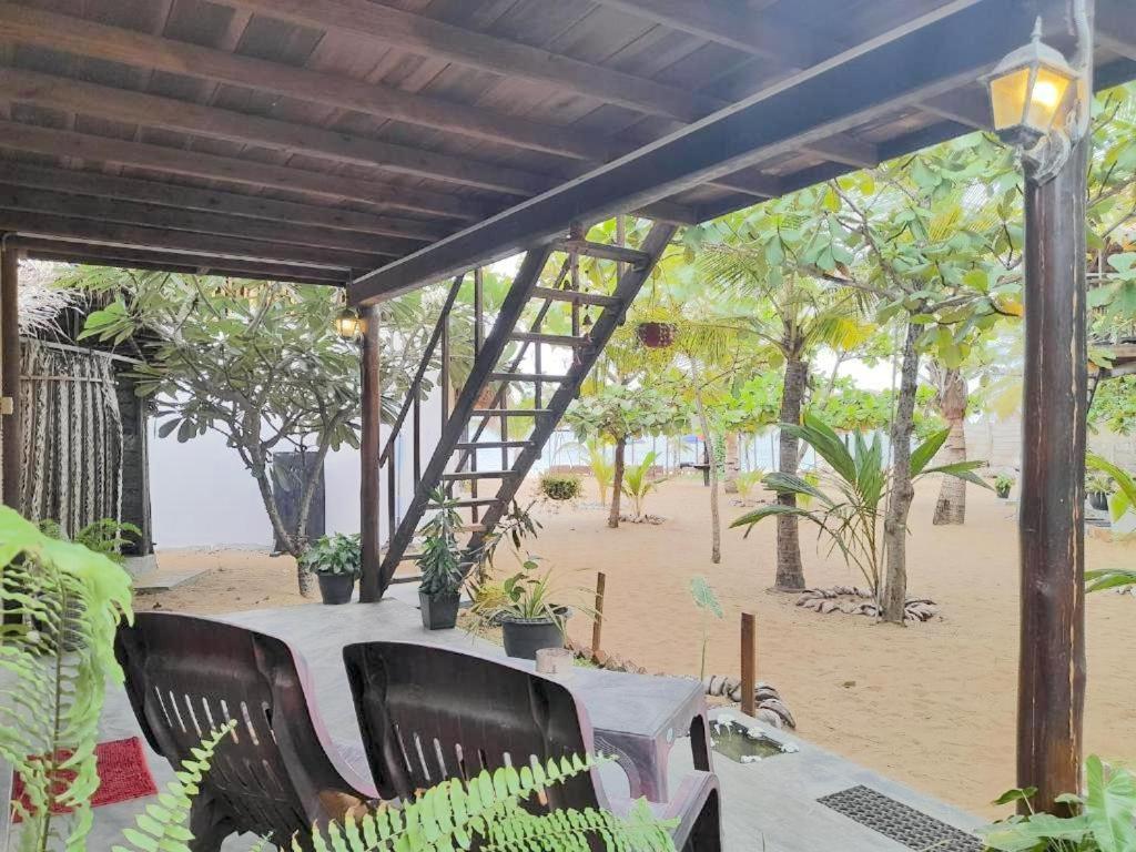 Golden Beach Chalets Arugam Bay Exteriör bild
