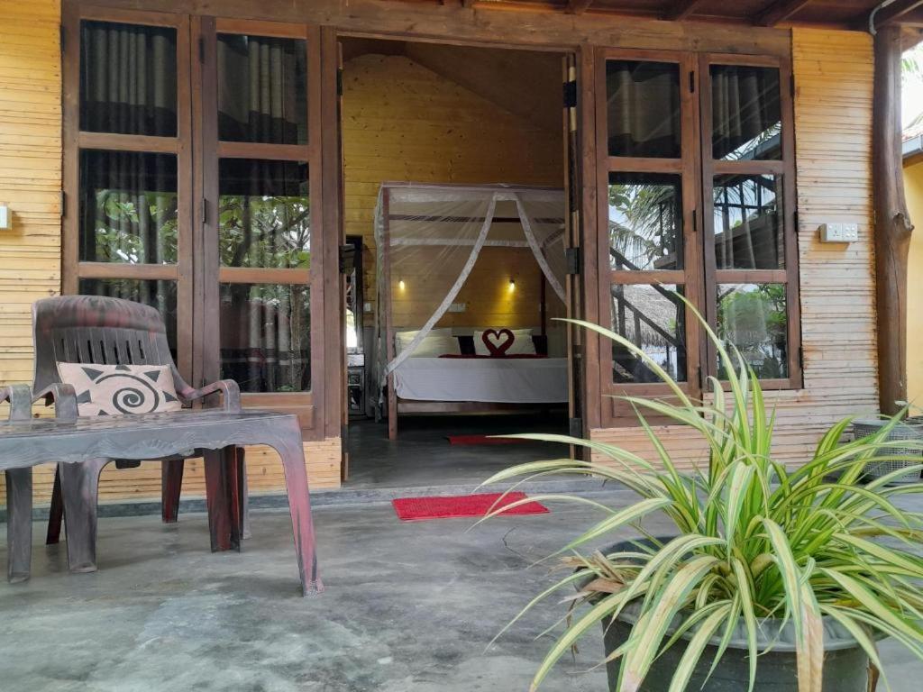 Golden Beach Chalets Arugam Bay Exteriör bild